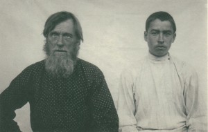Отец и сын. Крестьяне с. Лубонос. 1914 г.